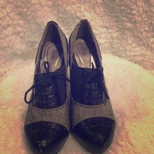 APT9 vintage size 8.5 lace up high heel